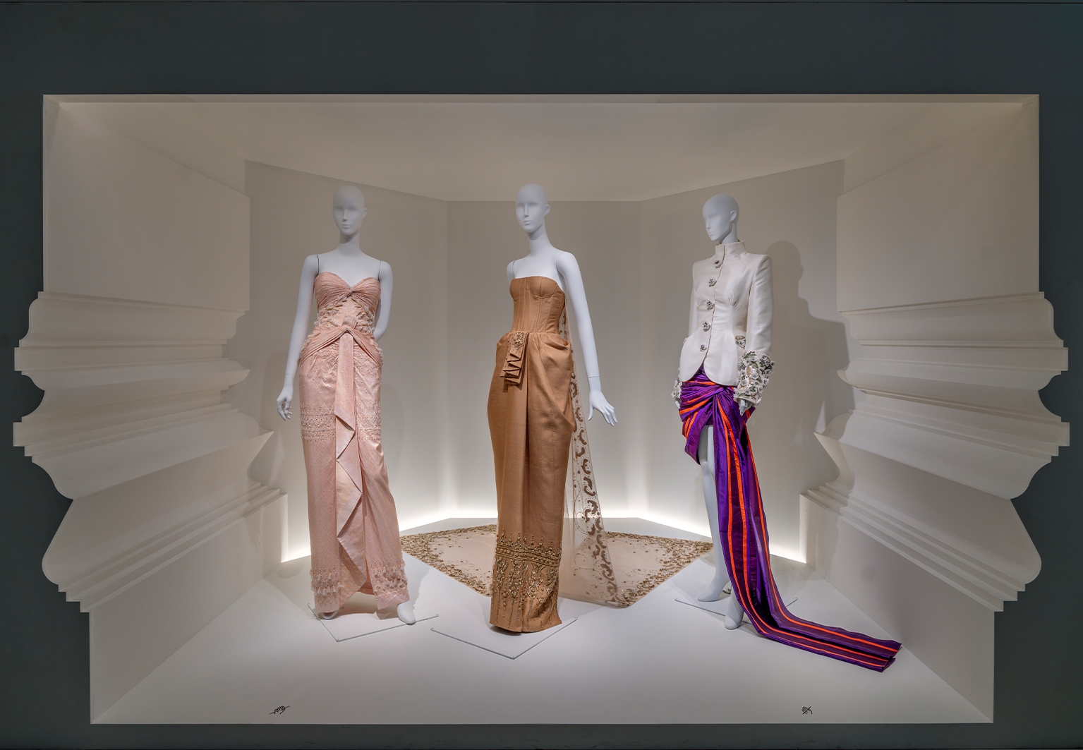 aura-studio-la-mode-en-majeste-haute-couture-et-tradition-a-la-cour-de-thailande_mad_-_museue_de_la_mode_-_la_mode_en_majesteu-_2026_-_photo_luc_boegly-008-recadre.jpg