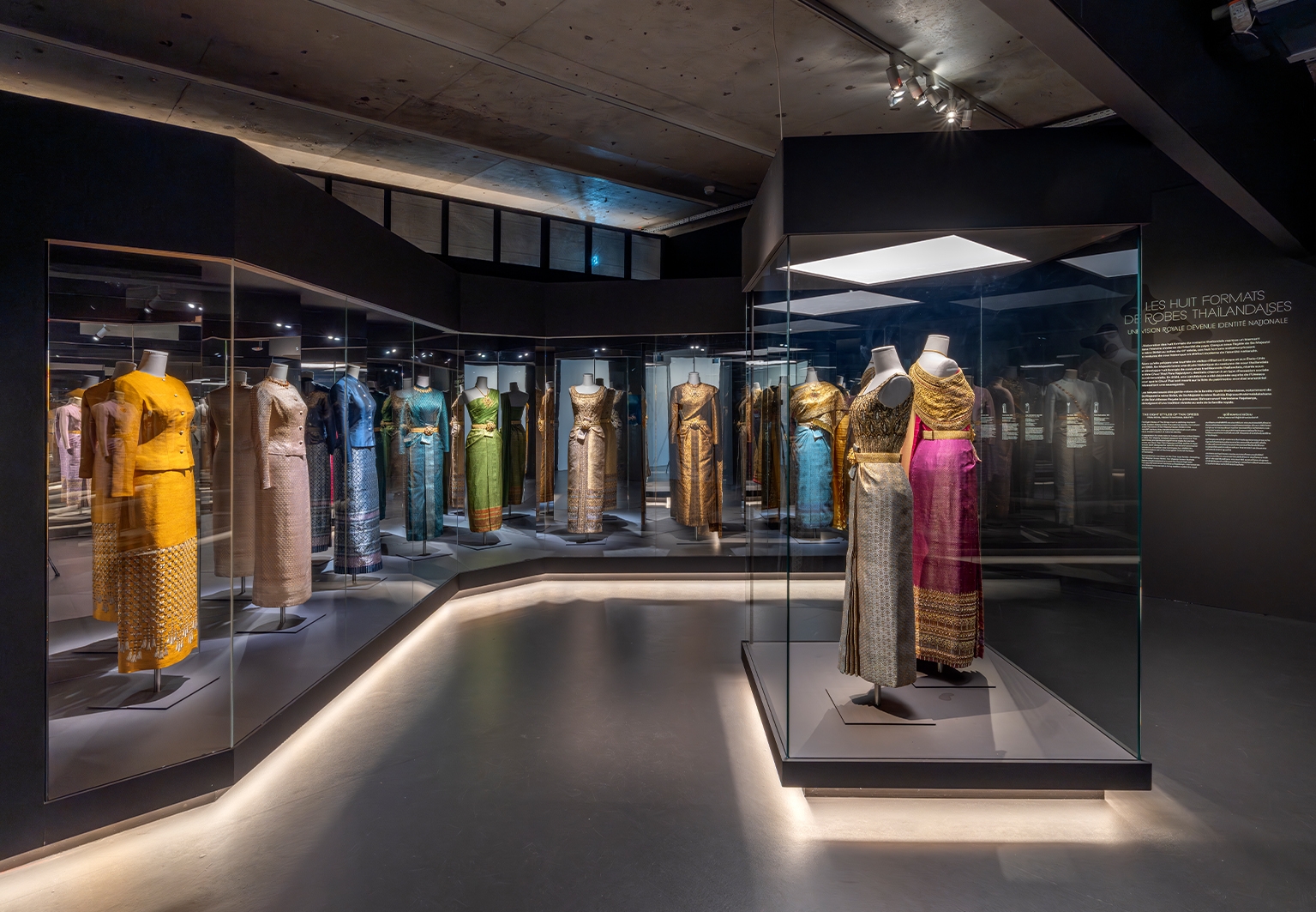 aura-studio-la-mode-en-majeste-haute-couture-et-tradition-a-la-cour-de-thailande_mad_-_museue_de_la_mode_-_la_mode_en_majesteu-_2026_-_photo_luc_boegly-033-recadre.jpg