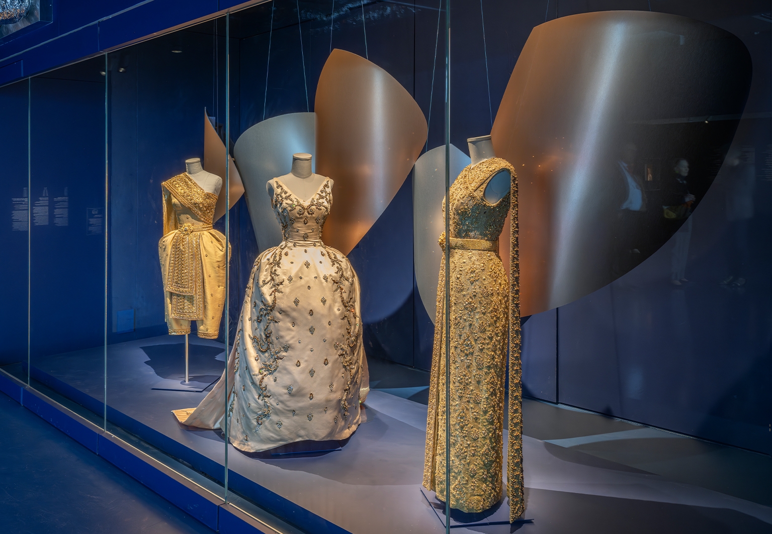 aura-studio-la-mode-en-majeste-haute-couture-et-tradition-a-la-cour-de-thailande_mad_-_museue_de_la_mode_-_la_mode_en_majesteu-_2026_-_photo_luc_boegly-039-recadre.jpg