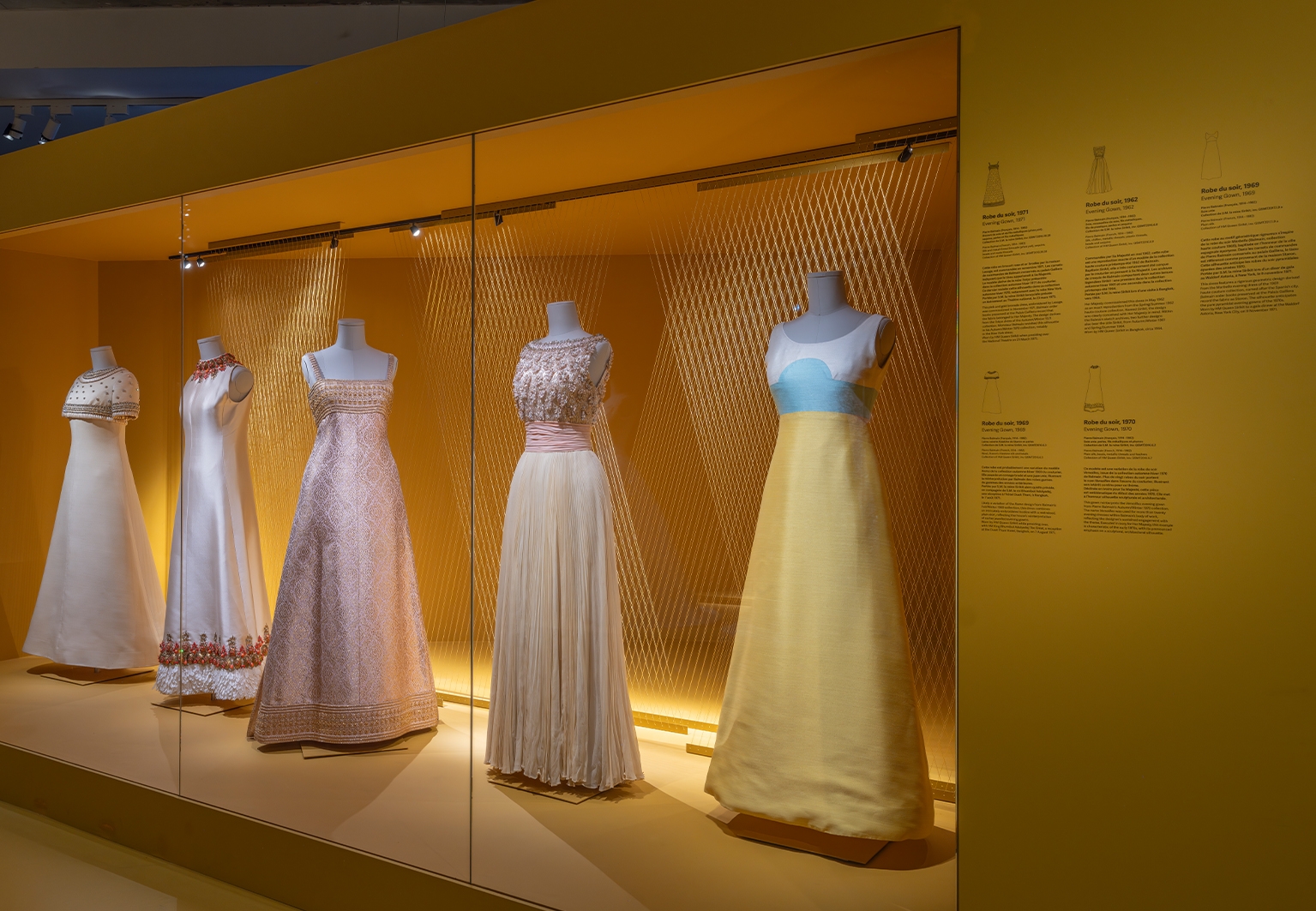 aura-studio-la-mode-en-majeste-haute-couture-et-tradition-a-la-cour-de-thailande_mad_-_museue_de_la_mode_-_la_mode_en_majesteu-_2026_-_photo_luc_boegly-069-recadre.jpg