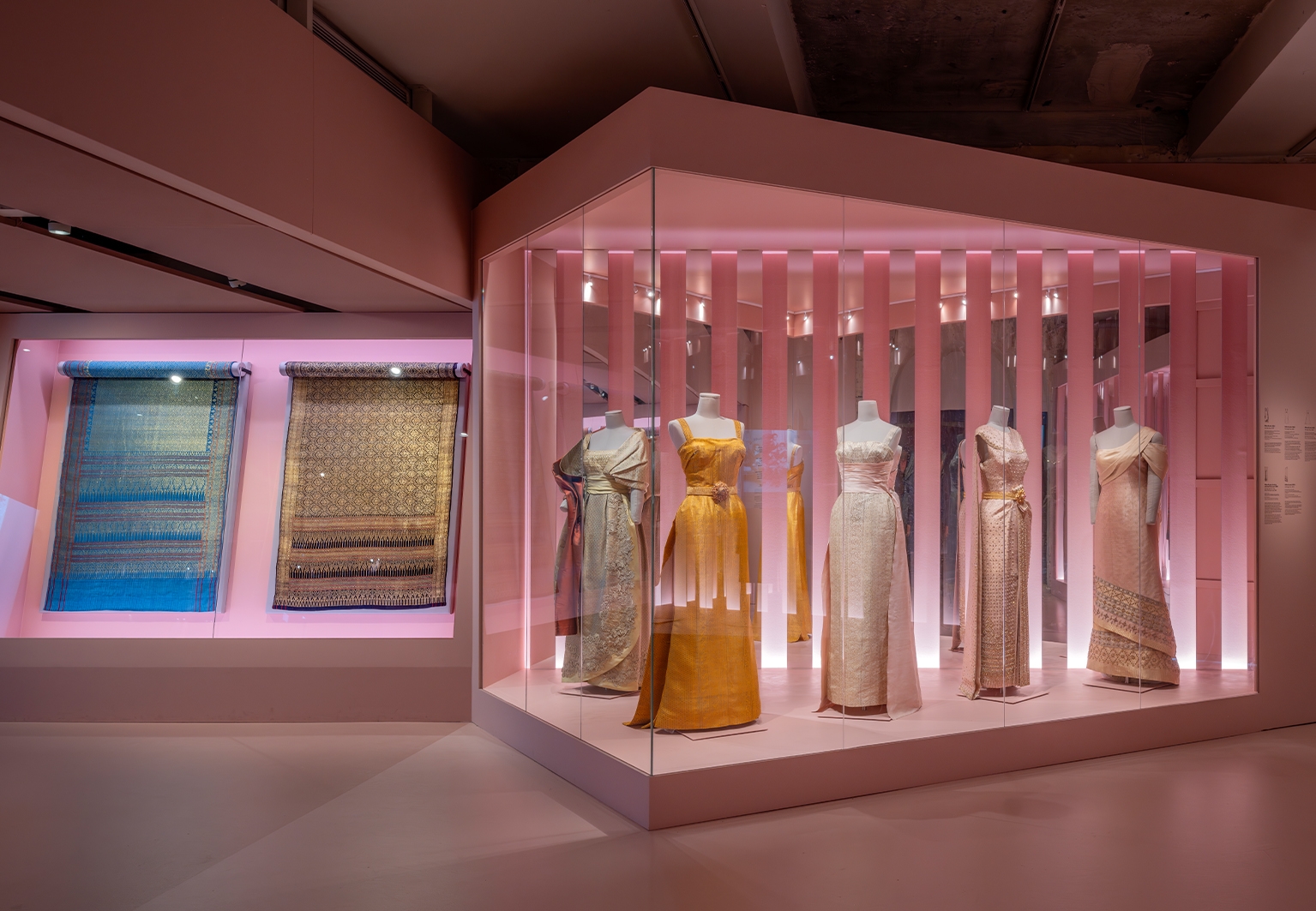 aura-studio-la-mode-en-majeste-haute-couture-et-tradition-a-la-cour-de-thailande_mad_-_museue_de_la_mode_-_la_mode_en_majesteu-_2026_-_photo_luc_boegly-076-recadre.jpg