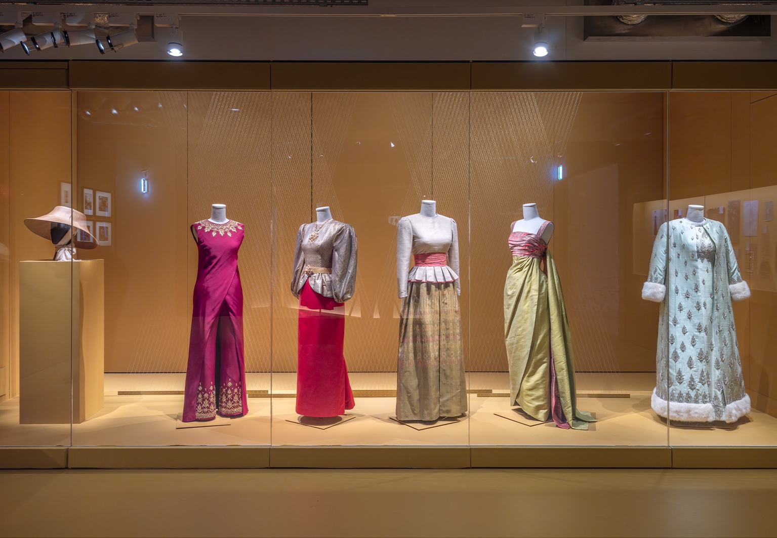 aura-studio-la-mode-en-majeste-haute-couture-et-tradition-a-la-cour-de-thailande_mad_-_museue_de_la_mode_-_la_mode_en_majesteu-_2026_-_photo_luc_boegly-079-recadre.jpg