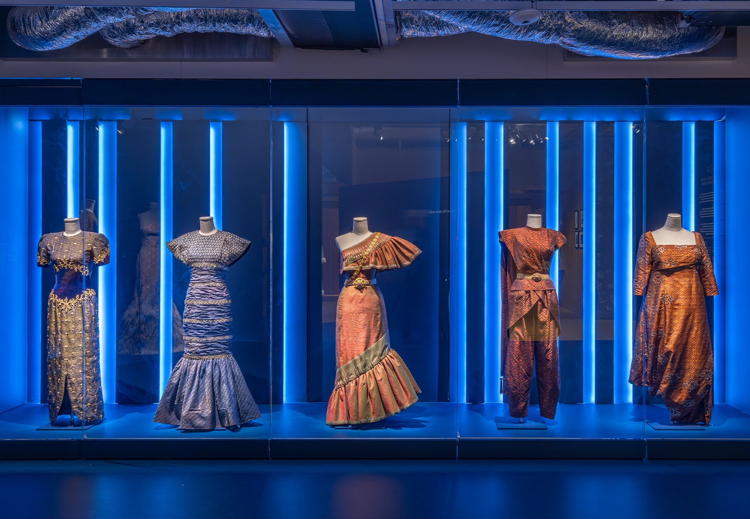 aura-studio-la-mode-en-majeste-haute-couture-et-tradition-a-la-cour-de-thailande_mad_-_museue_de_la_mode_-_la_mode_en_majesteu-_2026_-_photo_luc_boegly-082-recadre.jpg