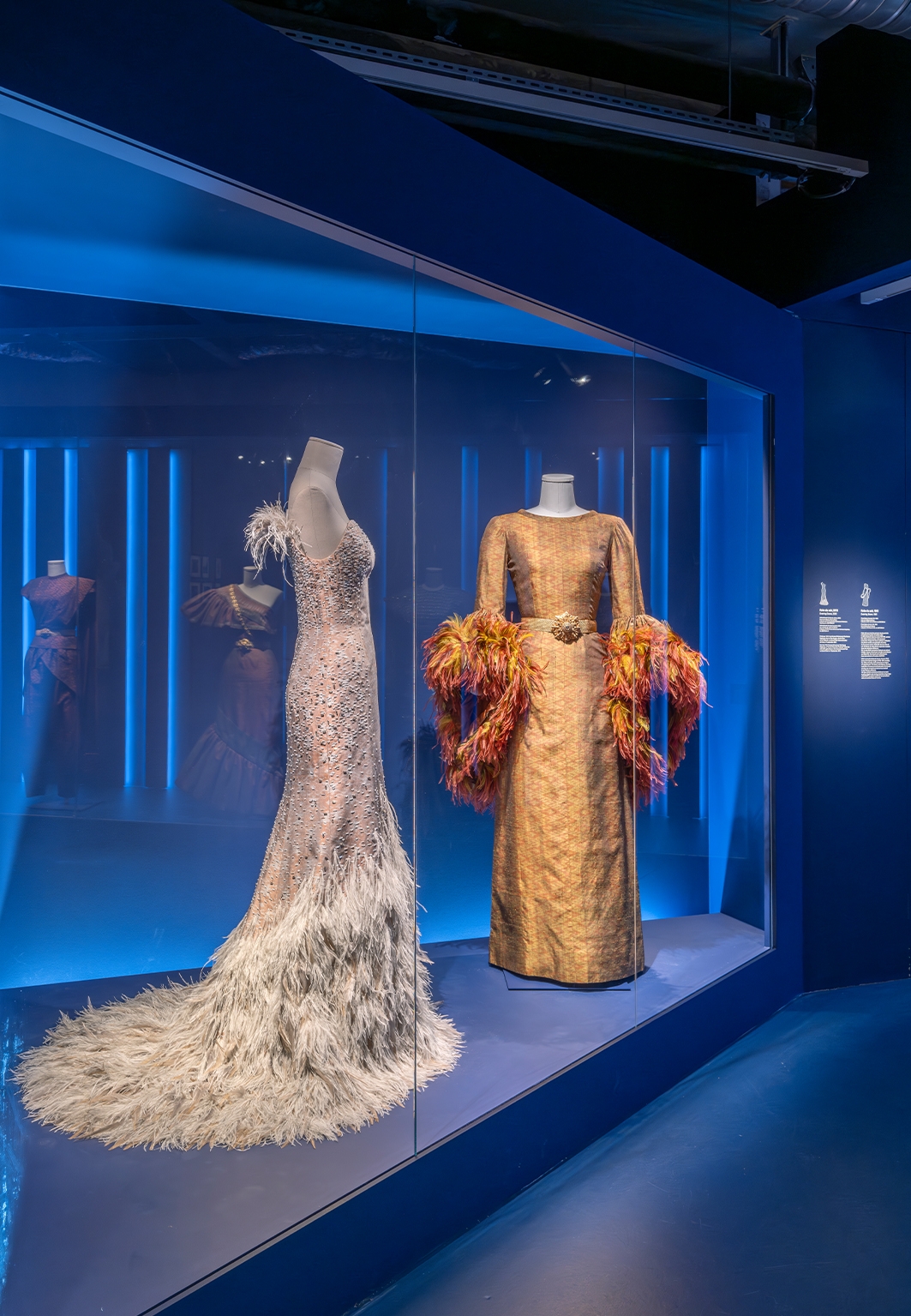 aura-studio-la-mode-en-majeste-haute-couture-et-tradition-a-la-cour-de-thailande_mad_-_museue_de_la_mode_-_la_mode_en_majesteu-_2026_-_photo_luc_boegly-084-recadre.jpg